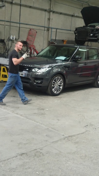 Axial - AM's Autos, Carrossier à Nanterre